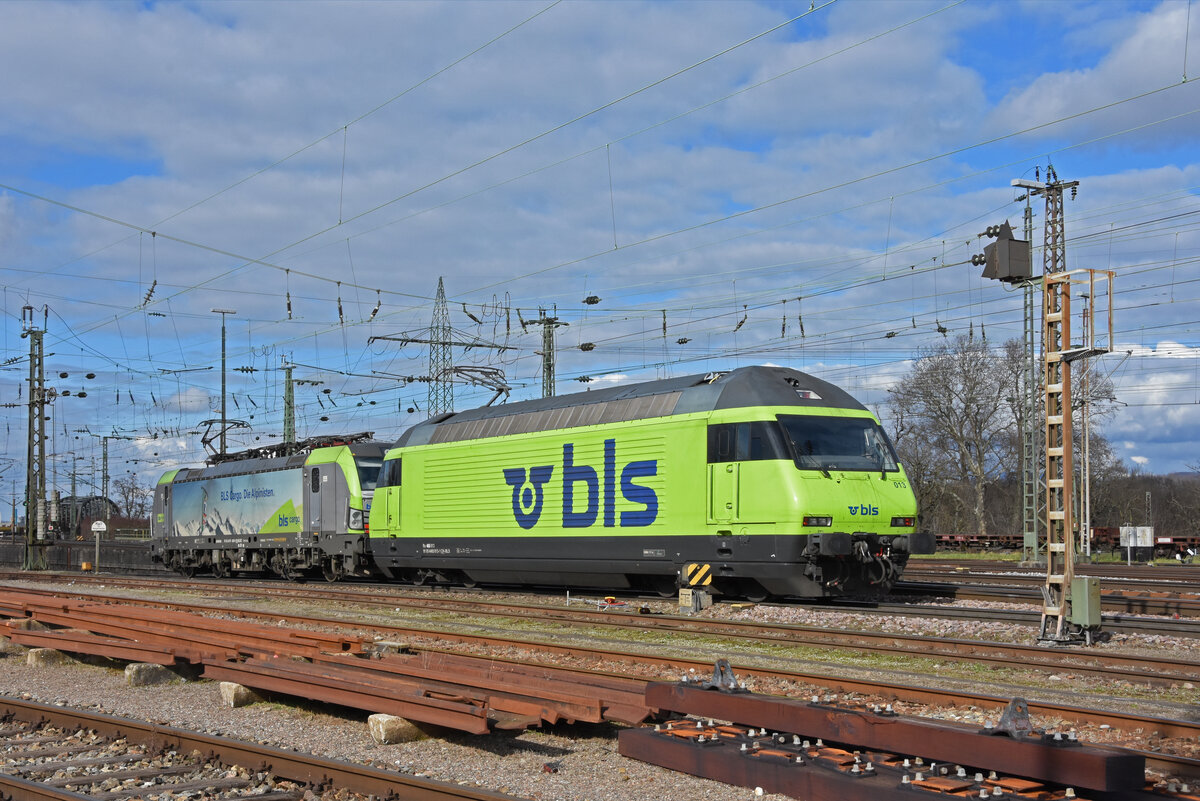 Doppeltraktion, mit den BLS Loks 475 409-9 und 465 013-1 verlässt die Abstellanlage beim badischen Bahnhof. Die Aufnahme stammt vom 23.02.2022.