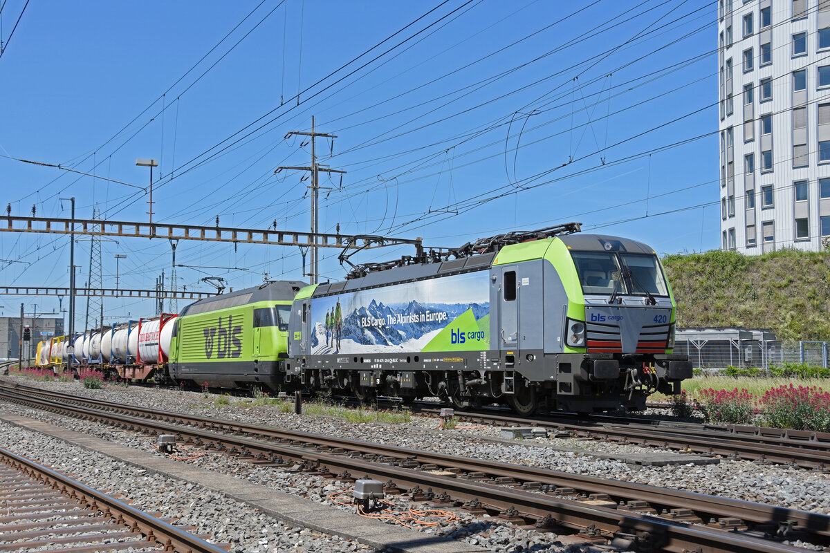 Doppeltraktion, mit den BLS Loks 475 420-6 und 465 014-9 durchfährt den Bahnhof Pratteln. Die Aufnahme stammt vom 18.05.2022.