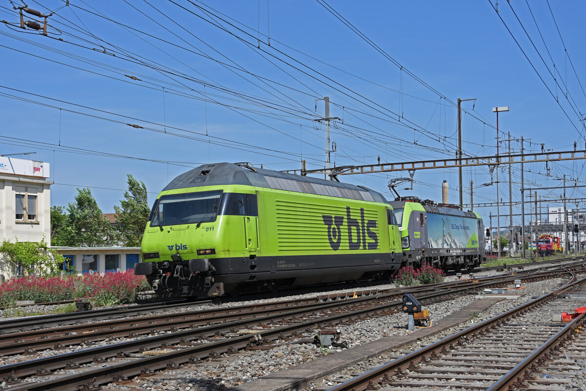 Doppeltraktion, mit den BLS Loks 475 409-9 und 465 011-5 durchfährt solo den Bahnhof Pratteln. Die Aufnahme stammt vom 20.05.2022.