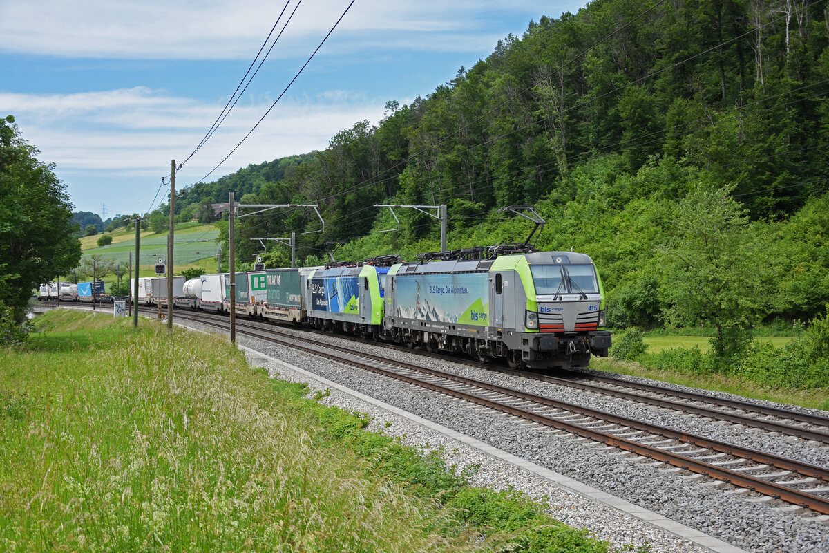 Doppeltraktion, mit den BLS Loks 475 415-6 und 485 020-2 fährt Richtung Bahnhof Tecknau. Die Aufnahme stammt vom 28.05.2022.