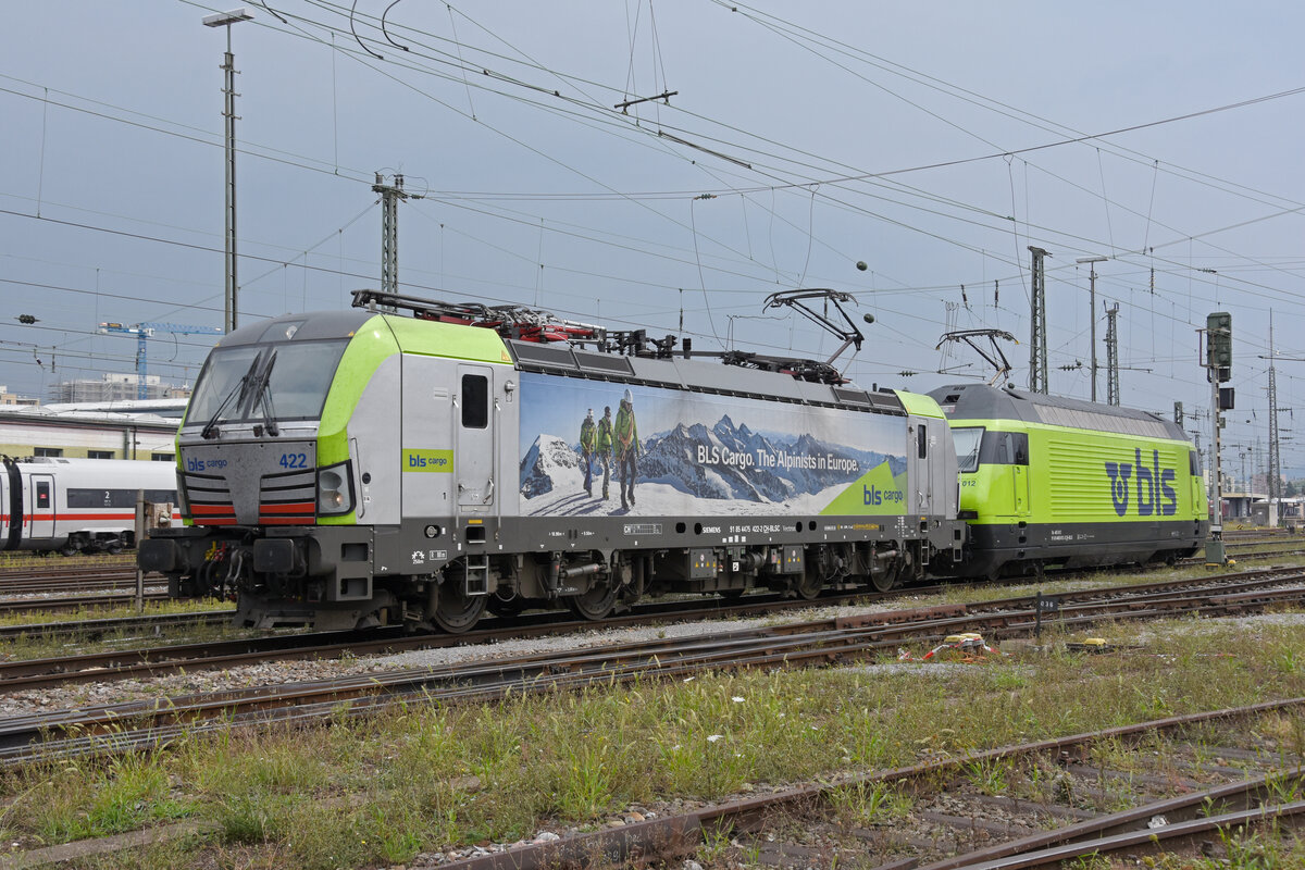 Doppeltraktion, mit den BLS Loks 475 422-2 und 465 012-3 verlässt die Abstellanlage beim badischen Bahnhof. Die Aufnahme stammt vom 19.08.2022.