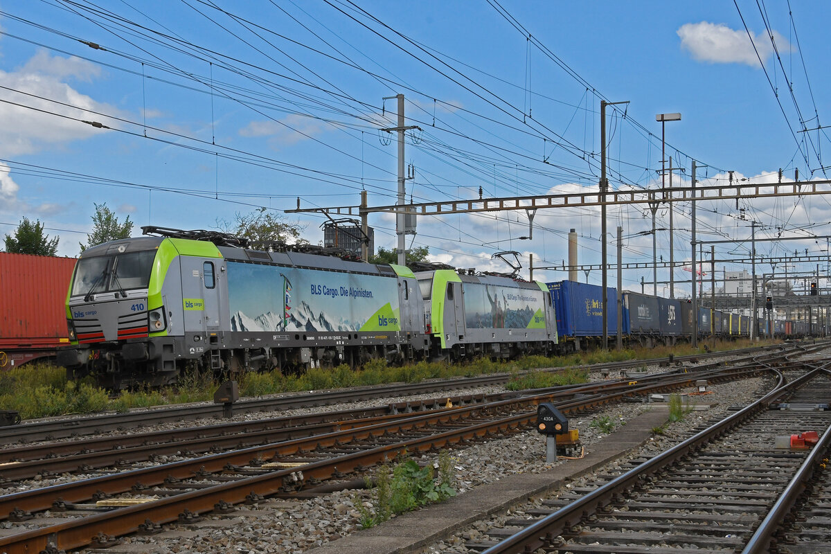 Doppeltraktion, mit den BLS Loks 475 410-7 und 486 502-8 durchfährt am 01.09.2023 den Bahnhof Pratteln.