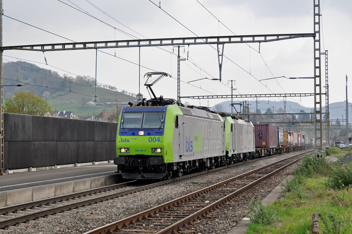Doppeltraktion, mit den BLS Loks 485 004-6 und 486 501-0, durchfahren den Bahnhof Gelterkinden. Die Aufnahme stammt vom 06.04.2017.