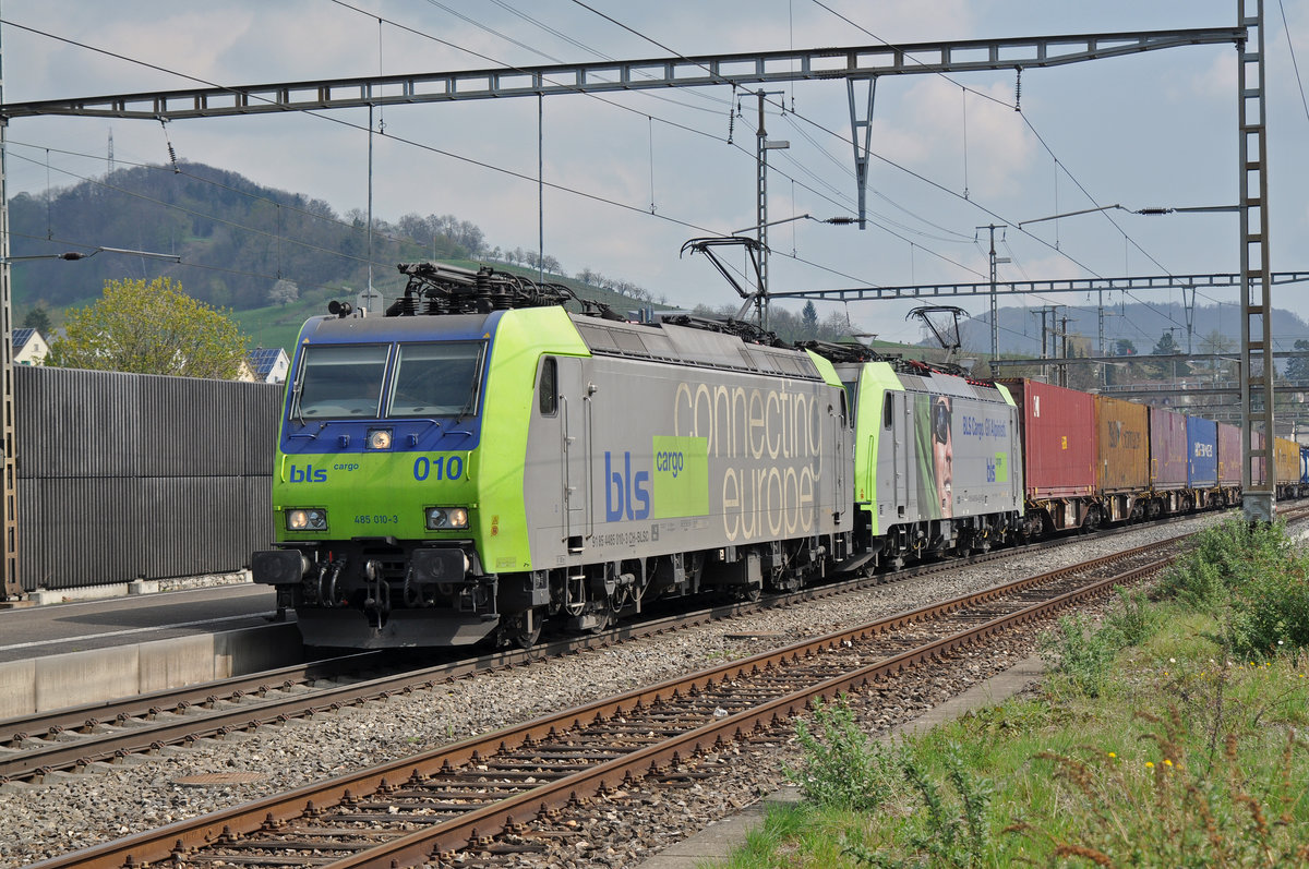 Doppeltraktion, mit den BLS Loks 485 010-3 und 486 504-4 durchfahren den Bahnhof Gelterkinden. Die Aufnahme stammt vom 06.04.2017.