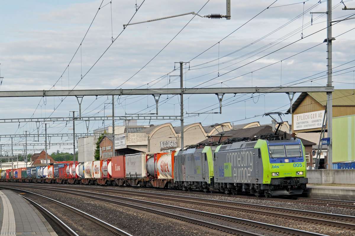 Doppeltraktion, mit den BLS Loks 485 005-3 und 486 509-3, durchfahren den Bahnhof Rothrist. Die Aufnahme stammt vom 12.05.2017.