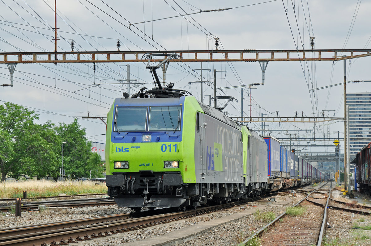 Doppeltraktion, mit den BLS Loks 485 011-1 und 486 510-1, durchfahren den Bahnhof Pratteln. Die Aufnahme stammt vom 24.06.2017.