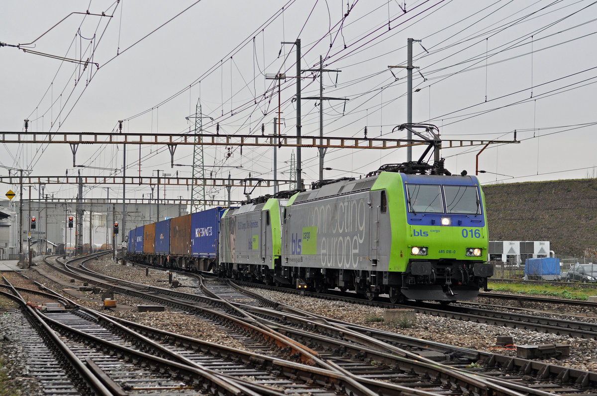 Doppeltraktion, mit den BLS Loks 485 016-0 und 486 506-9, durchfahren den Bahnhof Pratteln. Die Aufnahme stammt vom 04.12.2017.