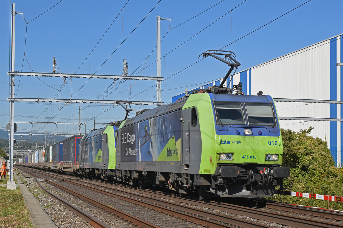 Doppeltraktion, mit den BLS Loks 485 016-0 und 485 015-2, fährt Richtung Bahnhof Itingen. Die Aufnahme stammt vom 17.09.2019.