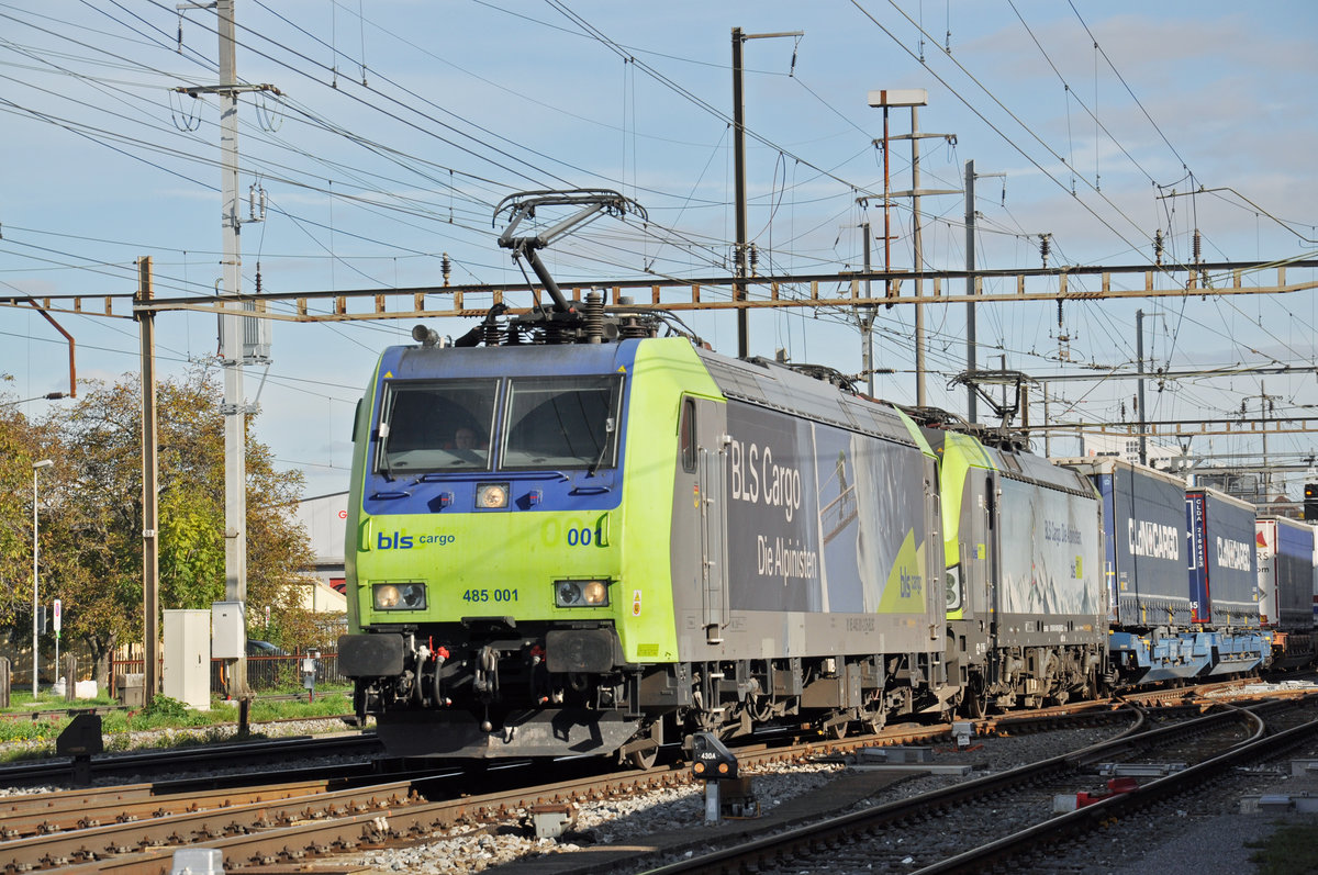 Doppeltraktion, mit den BLS Loks 485 001-2 und 475 401-6, durchfährt den Bahnhof Pratteln. Die Aufnahme stammt vom 24.10.2019.