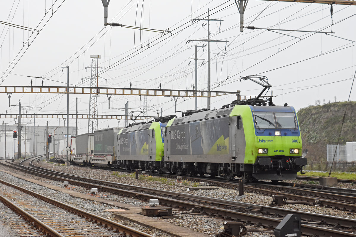 Doppeltraktion, mit den BLS Loks 485 006-1 und 485 008-7, durchfährt den Bahnhof Pratteln. Die Aufnahme stammt vom 23.11.2019.