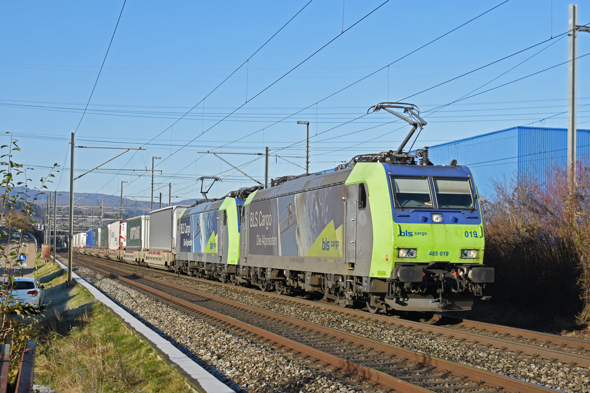 Doppeltraktion, mit den BLS Loks 485 019-4 und 485 017-8, fährt Richtung Bahnhof Itingen. Die Aufnahme stammt vom 03.12.2019.