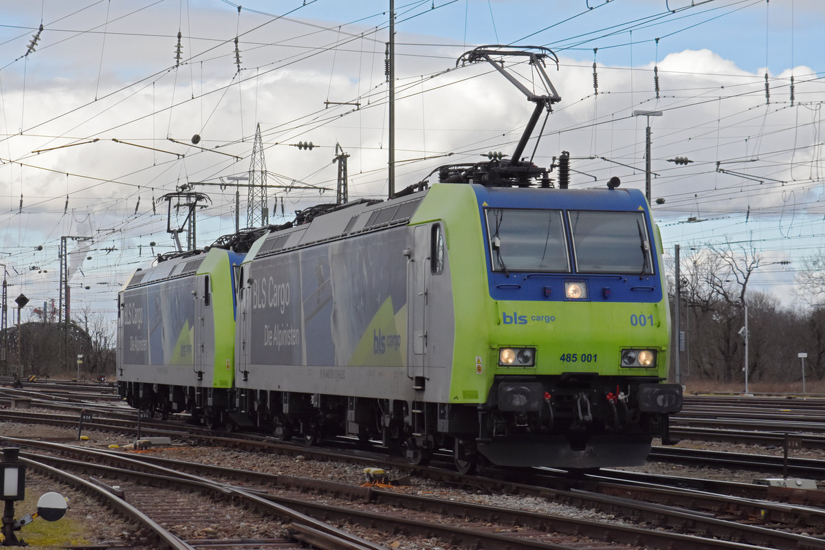 Doppeltraktion, mit den BLS Loks 485 001-2 und 485 019-4 wird in der Abstellanlage beim badischen Bahnhof abgestellt. Die Aufnahme stammt vom 14.02.2020.