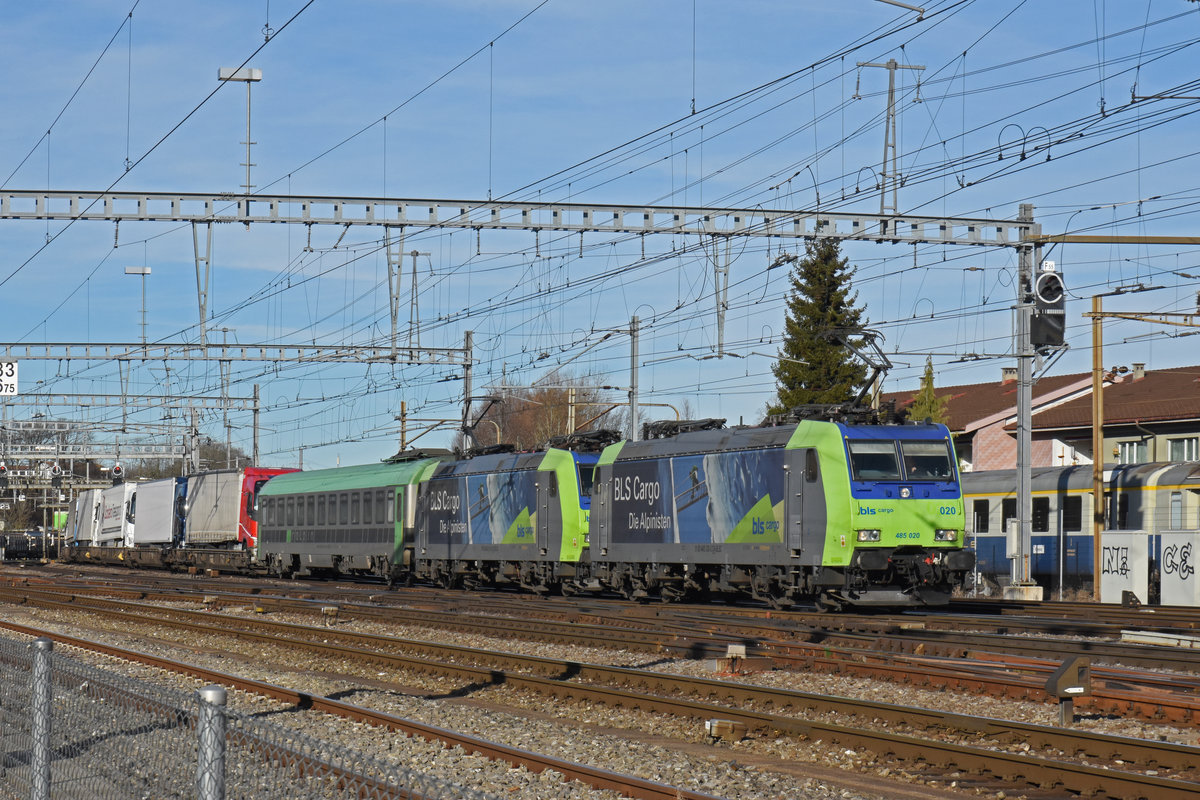 Doppeltraktion, mit den BLS Loks 485 020-2 und 485 012-9 durchfährt den Bahnhof Burgdorf. Die Aufnahme stammt vom 24.02.2020.