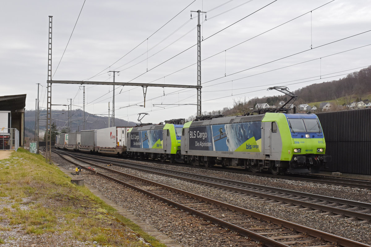 Doppeltraktion, mit den BLS Loks 485 015-2 und 485 003-8, durchfährt den Bahnhof Gelterkinden. Die Aufnahme stammt vom 29.02.2020.