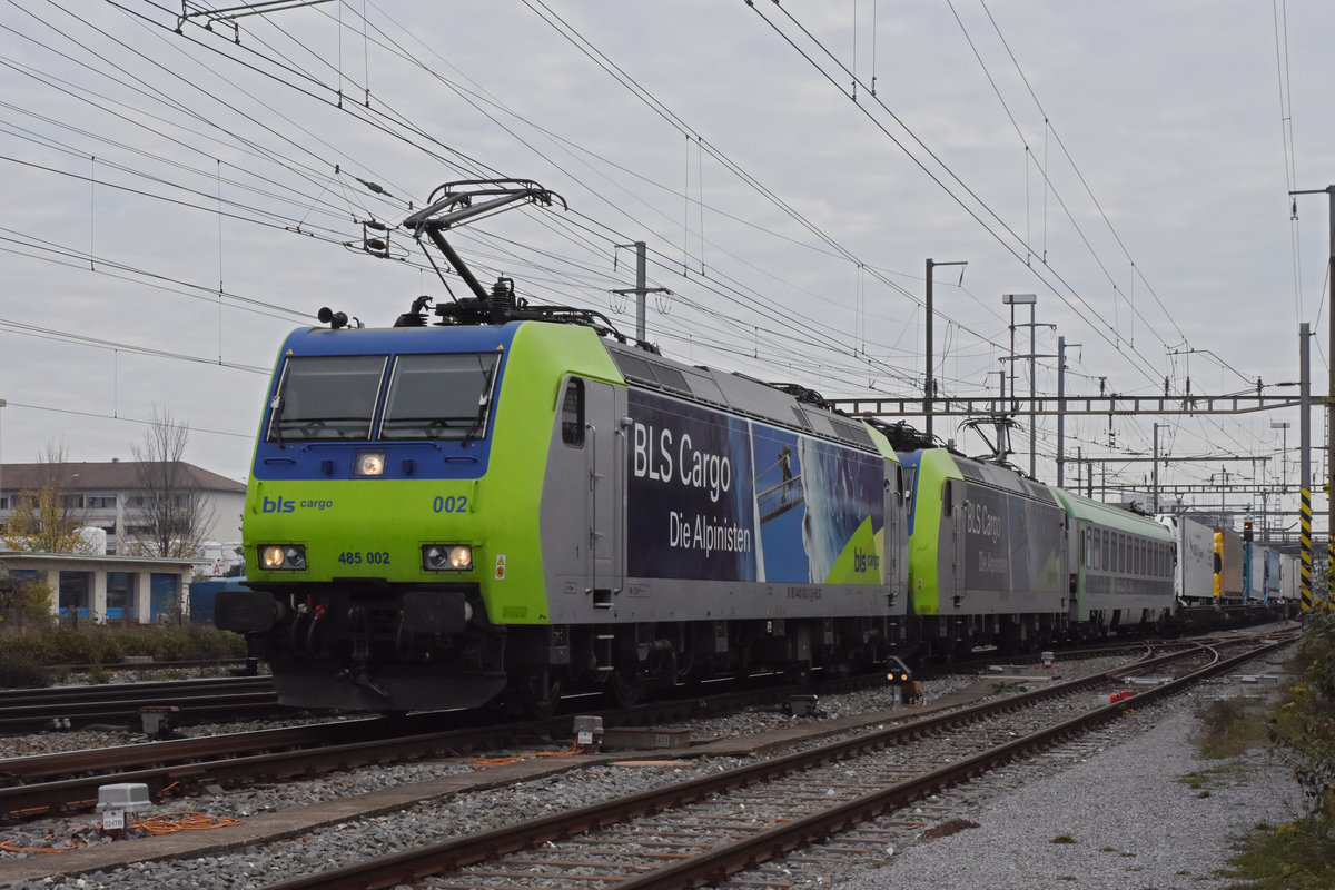 Doppeltraktion, mit den BLS Loks 485 002-0 und 485 005-3 durchfährt den Bahnhof Pratteln. Die Aufnahme stammt vom 13.11.2020.