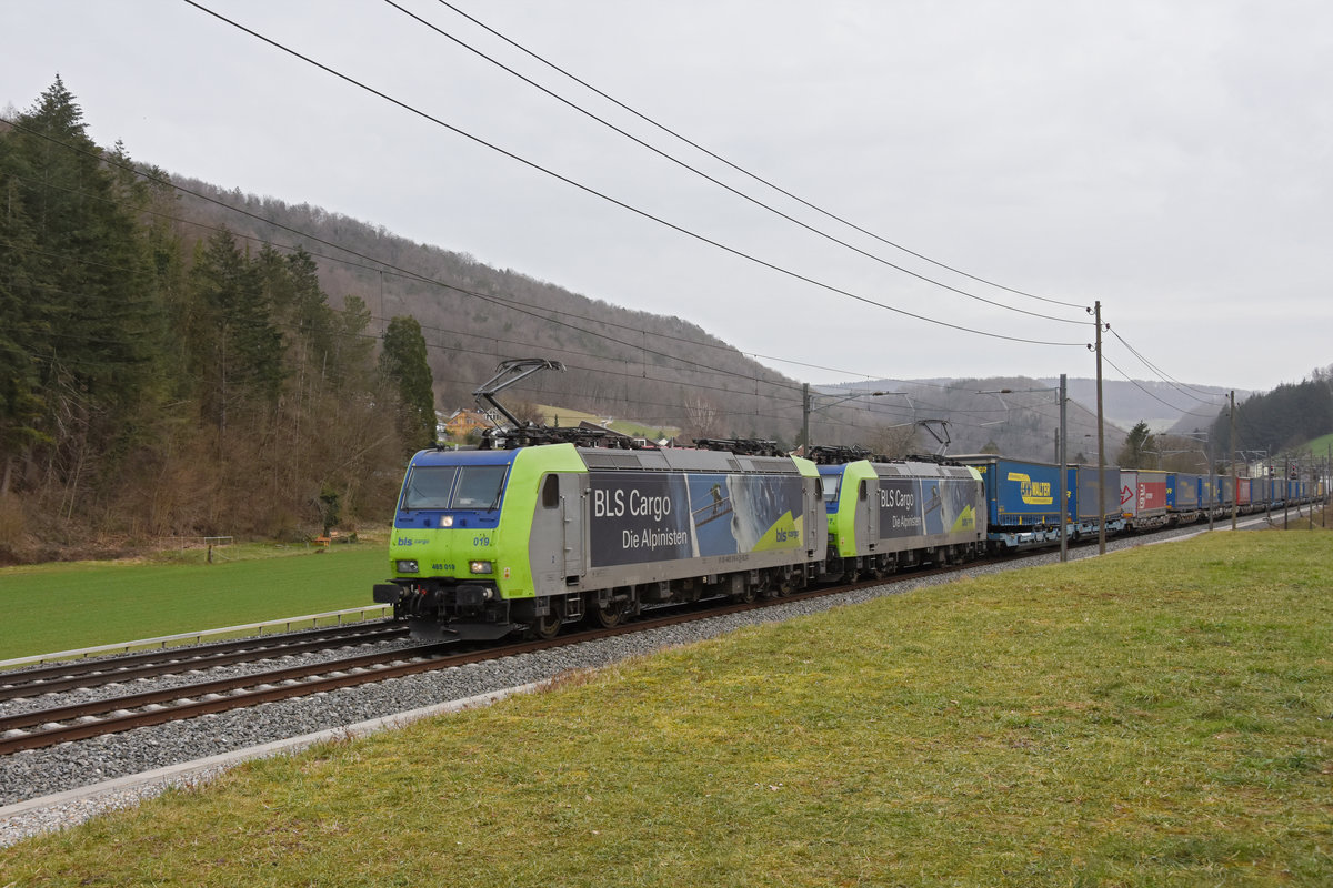 Doppeltraktion, mit den BLS Loks 485 019-4 und 485 017-8 fährt Richtung Bahnhof Gelterkinden. Die Aufnahme stammt vom 26.02.2021.
