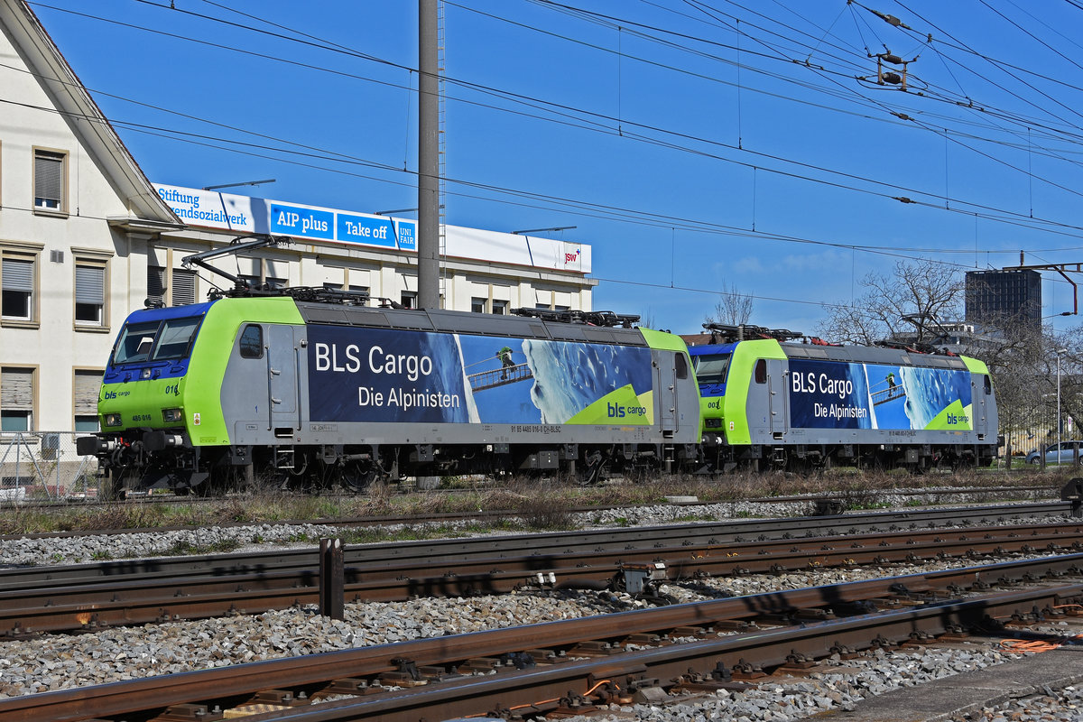 Doppeltraktion, mit den BLS Loks 485 003-8 und 485 016-0 verlässt die Abstellanlage beim Bahnhof Pratteln. Die Aufnahme stammt vom 30.03.2021.