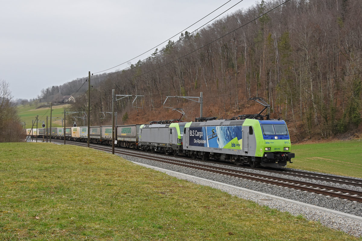 Doppeltraktion, mit den BLS Loks 485 013-7 und 475 421-4 fährt Richtung Bahnhof Tecknau. Die Aufnahme stammt vom 26.02.2021.