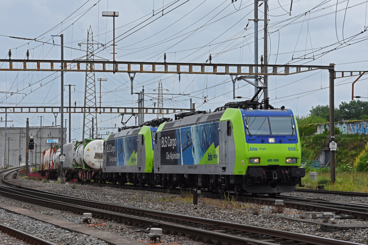 Doppeltraktion, mit den BLS Loks 485 008-7 und 485 009-5 durchfährt den Bahnhof Pratteln. Die Aufnahme stammt vom 08.06.2021.