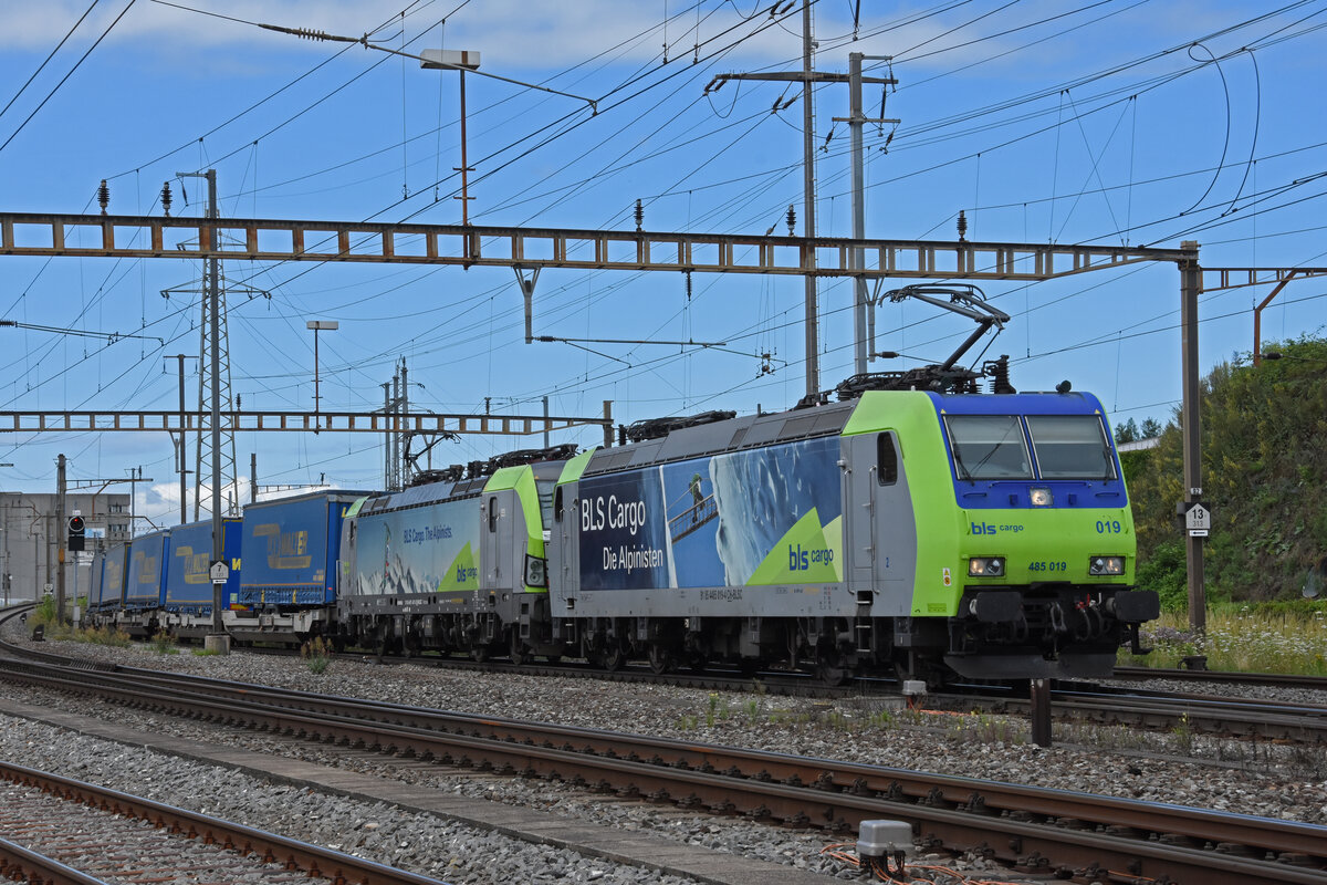 Doppeltraktion, mit den BLS Loks 485 019-4 und 475 407-3 durchfährt den Bahnhof Pratteln. Die Aufnahme stammt vom 07.07.2021.