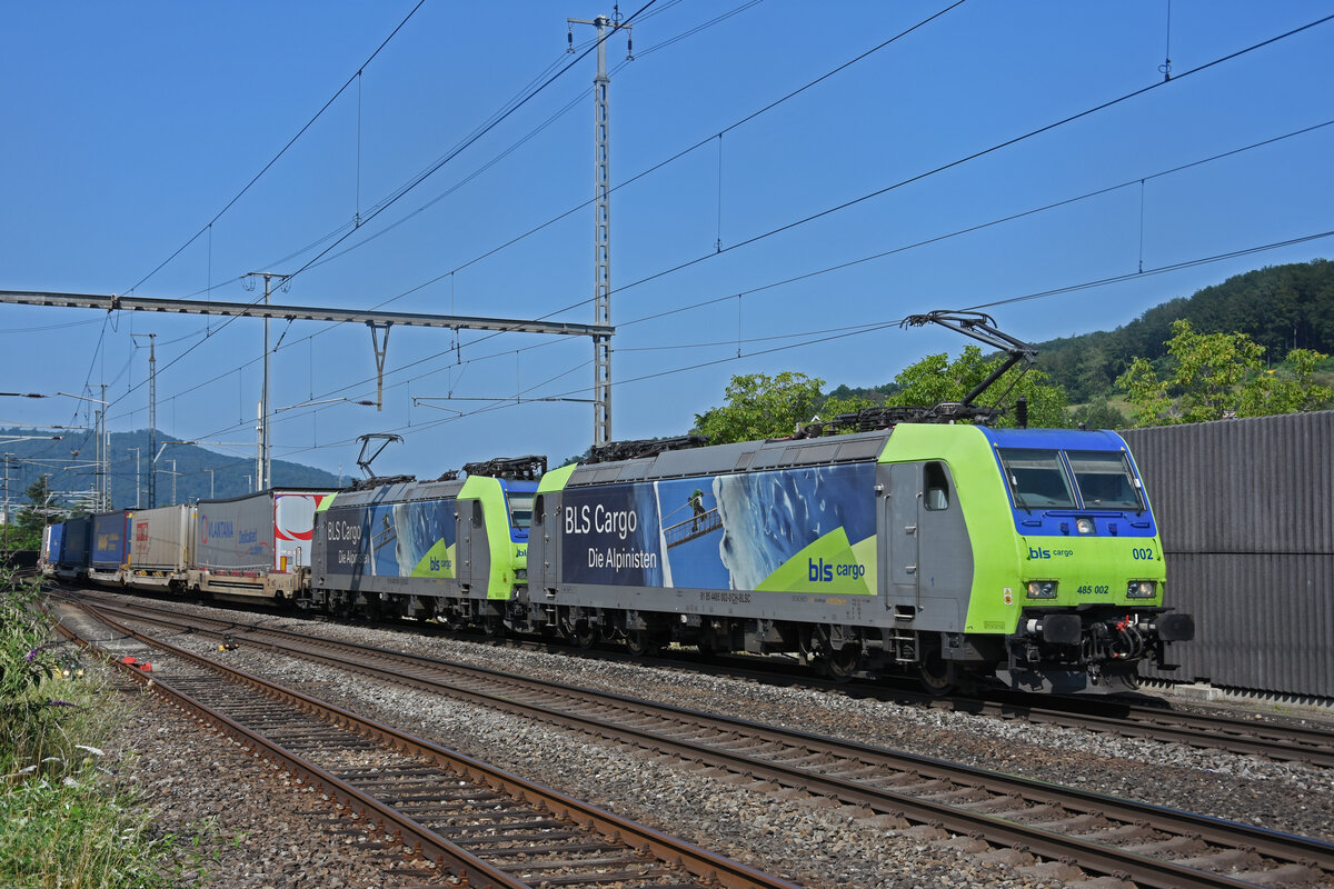Doppeltraktion, mit den BLS Loks 485 002-0 und 485 006-1 durchfährt den Bahnhof Gelterkinden. Die Aufnahme stammt vom 21.07.2021.
