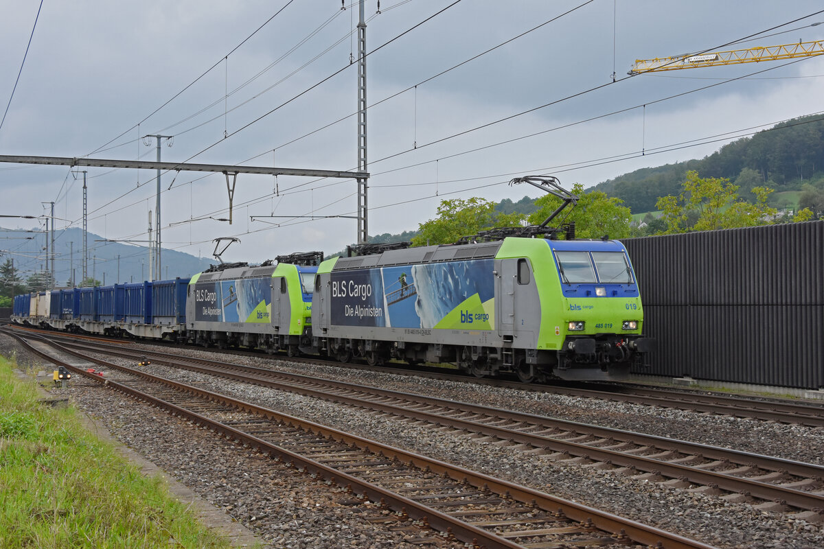 Doppeltraktion, mit den BLS Loks 485 019-4 und 485 008-7 durchfährt den Bahnhof Gelterkinden. Die Aufnahme stammt vom 17.08.2021.
