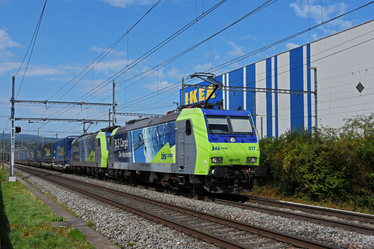 Doppeltraktion, mit den BLS Loks 485 017-8 und 485 019-4 fährt Richtung Bahnhof Itingen. Die Aufnahme stammt vom 03.09.2021.