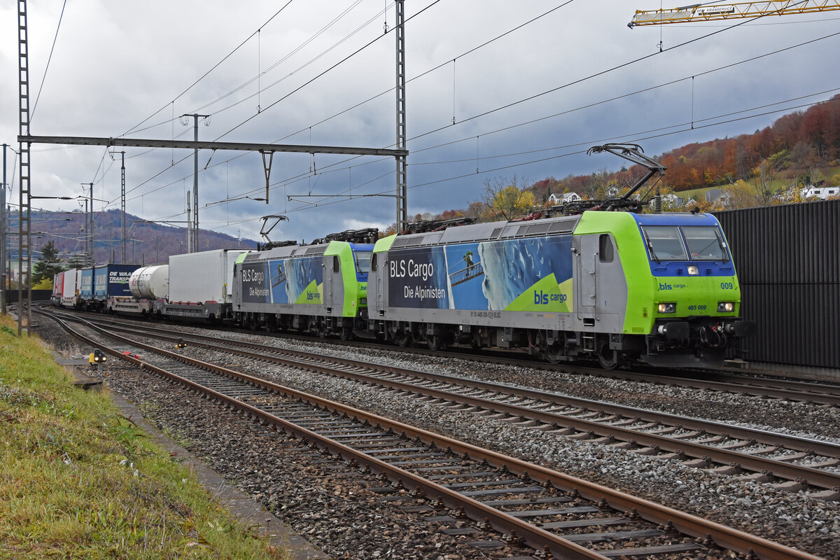 Doppeltraktion, mit den BLS Loks 485 009-5 und 485 018-6 durchfährt den Bahnhof Gelterkinden. Die Aufnahme stammt vom 05.11.2021.