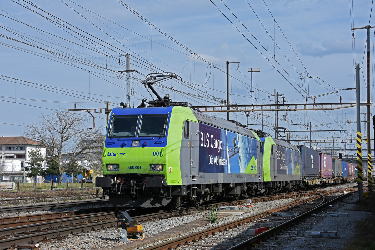 Doppeltraktion, mit den BLS Loks 485 001-2 und 485 006-1 durchfährt den Bahnhof Pratteln. Die Aufnahme stammt vom 25.03.2021.