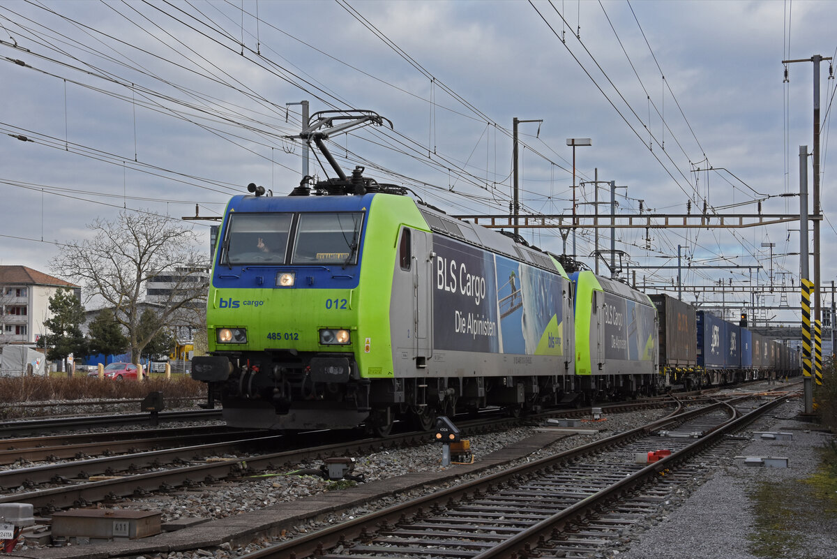 Doppeltraktion, mit den BLS Loks 485 012-9 und 485 009-5 durchfährt den Bahnhof Pratteln. Die Aufnahme stammt vom 17.01.2022.