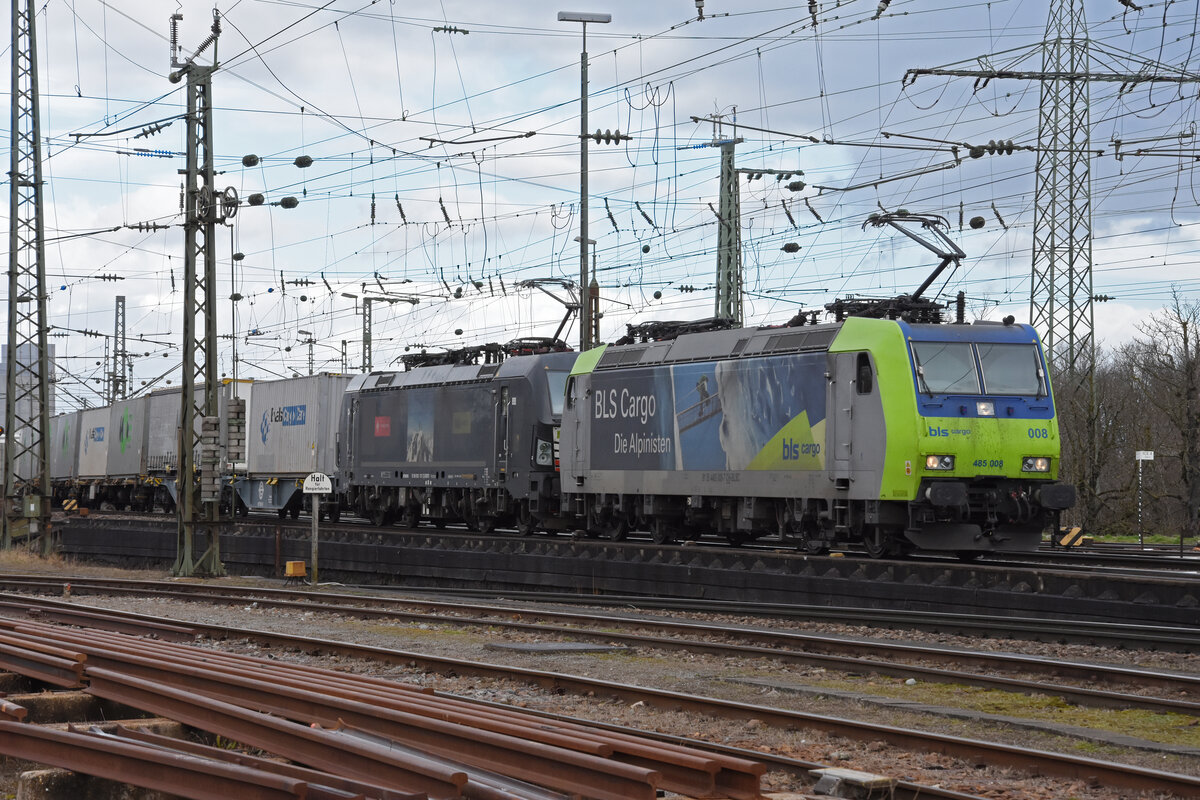 Doppeltraktion, mit den BLS Loks 485 008-7 und 193 712-7 durchfährt den badischen Bahnhof. Die Aufnahme stammt vom 17.02.2022.