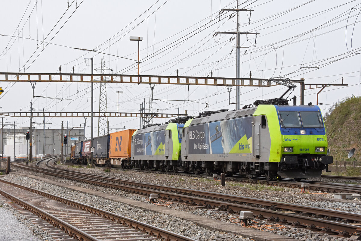 Doppeltraktion, mit den BLS Loks 485 009-5 und 485 013-7 durchfährt den Bahnhof Pratteln. Die Aufnahme stammt vom 29.03.2022.