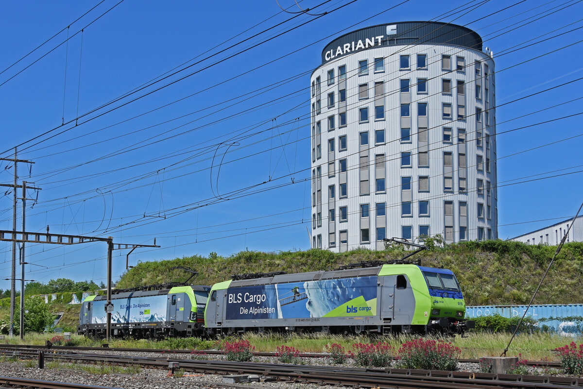 Doppeltraktion, mit den BLS Loks 485 018-6 und 475 401-6 wird am 18.05.2022 in der Abstellanlage beim Bahnhof Pratteln abgestellt.