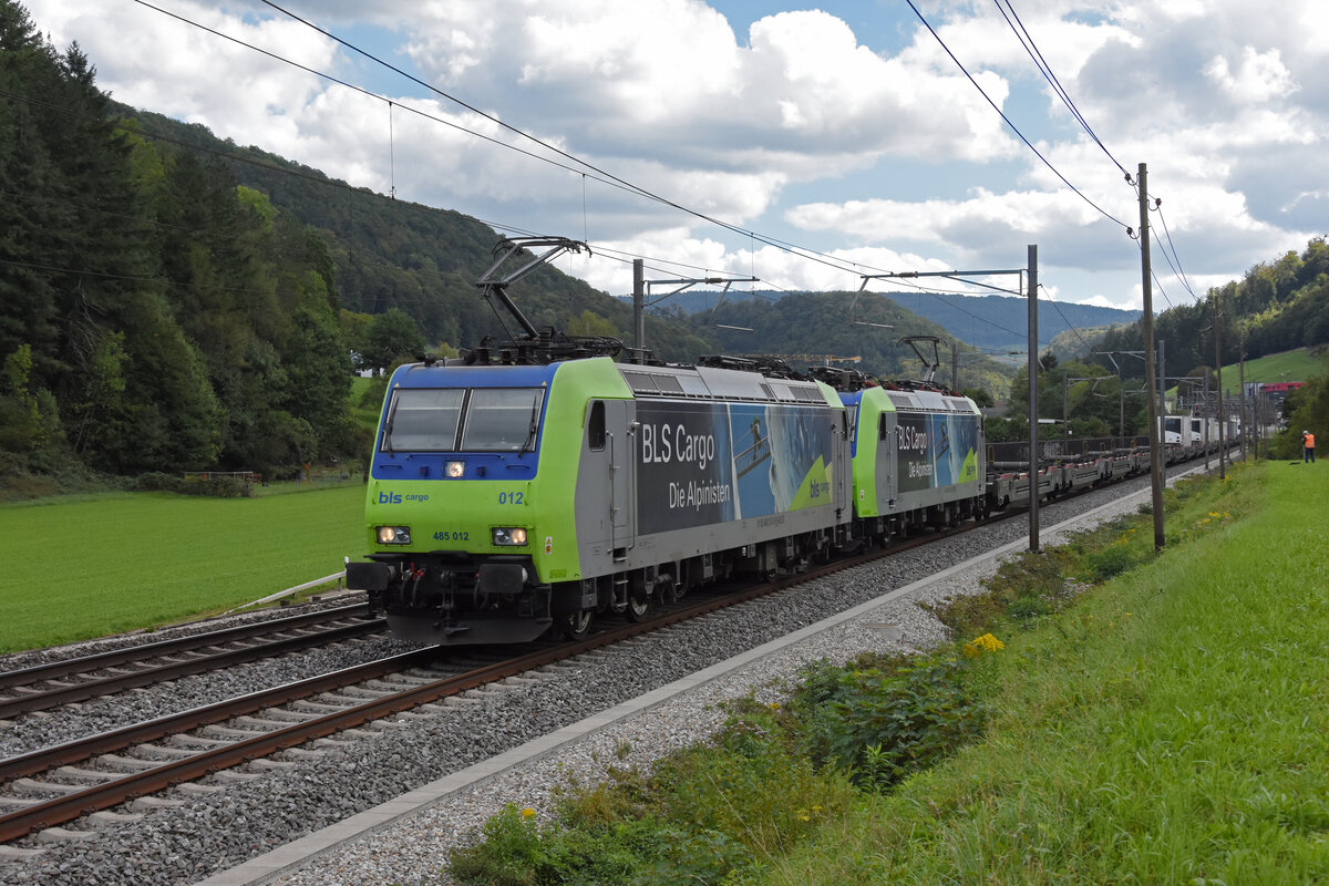 Doppeltraktion, mit den BLS Loks 485 012-9 und 485 015-2 fährt am 20.09.2022 Richtung Bahnhof Gelterkinden.