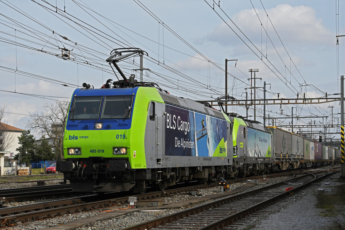 Doppeltraktion, mit den BLS Loks 485 019-4 und 475 415-6 durchfährt am 23.02.2023 den Bahnhof Pratteln.