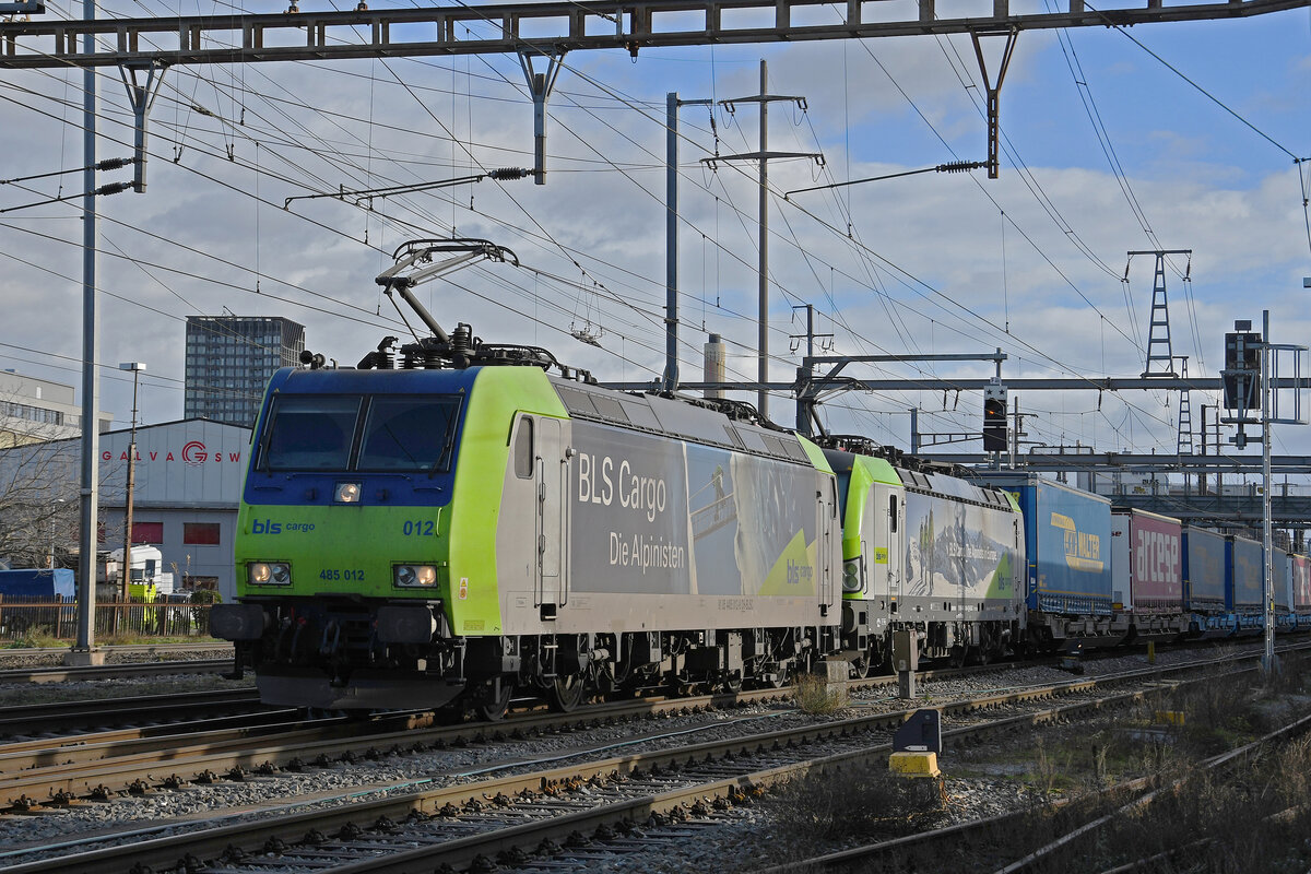 Doppeltraktion, mit den BLS Loks 485 012-9 und 475 416-4 durchfährt am 22.12.2022 den Bahnhof Pratteln.