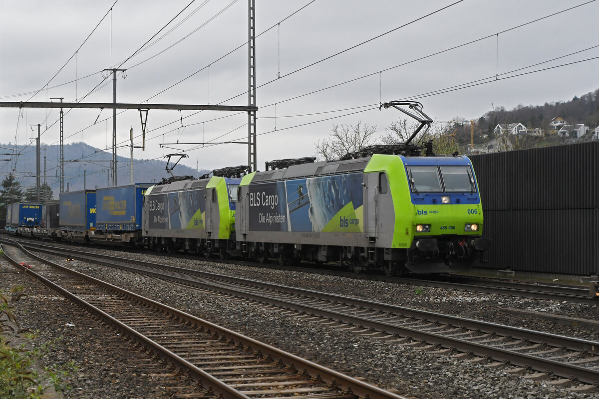 Doppeltraktion, mit den BLS Loks 485 006-1 und 485 001-2 durchfährt am 04.03.2024 den Bahnhof Gelterkinden.