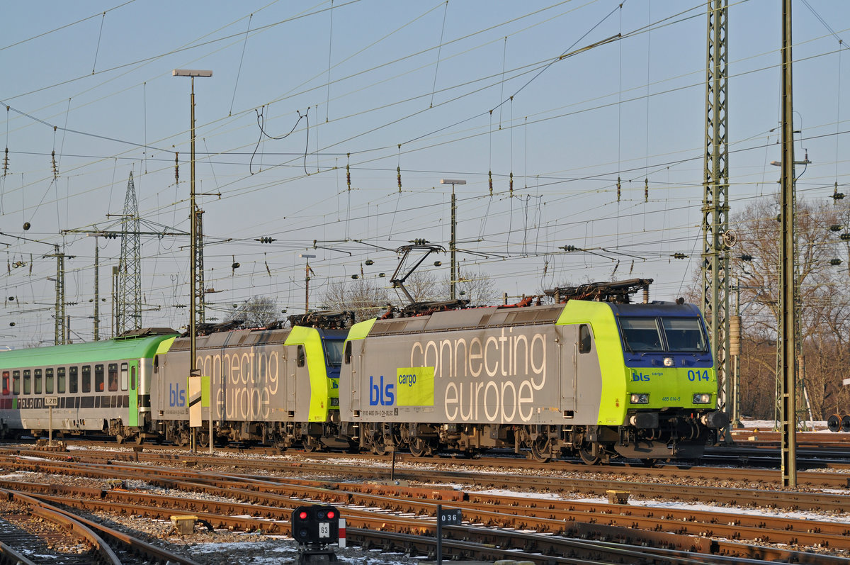 Doppeltraktion, mit den BLS Loks 485 014-5 und 485 004-6 durchfahren den Badischen Bahnhof. Das abzweigende Gleis führt auf einen Parkplatz, von wo aus auch diese Aufnahme am 18.01.2017 entstand.
