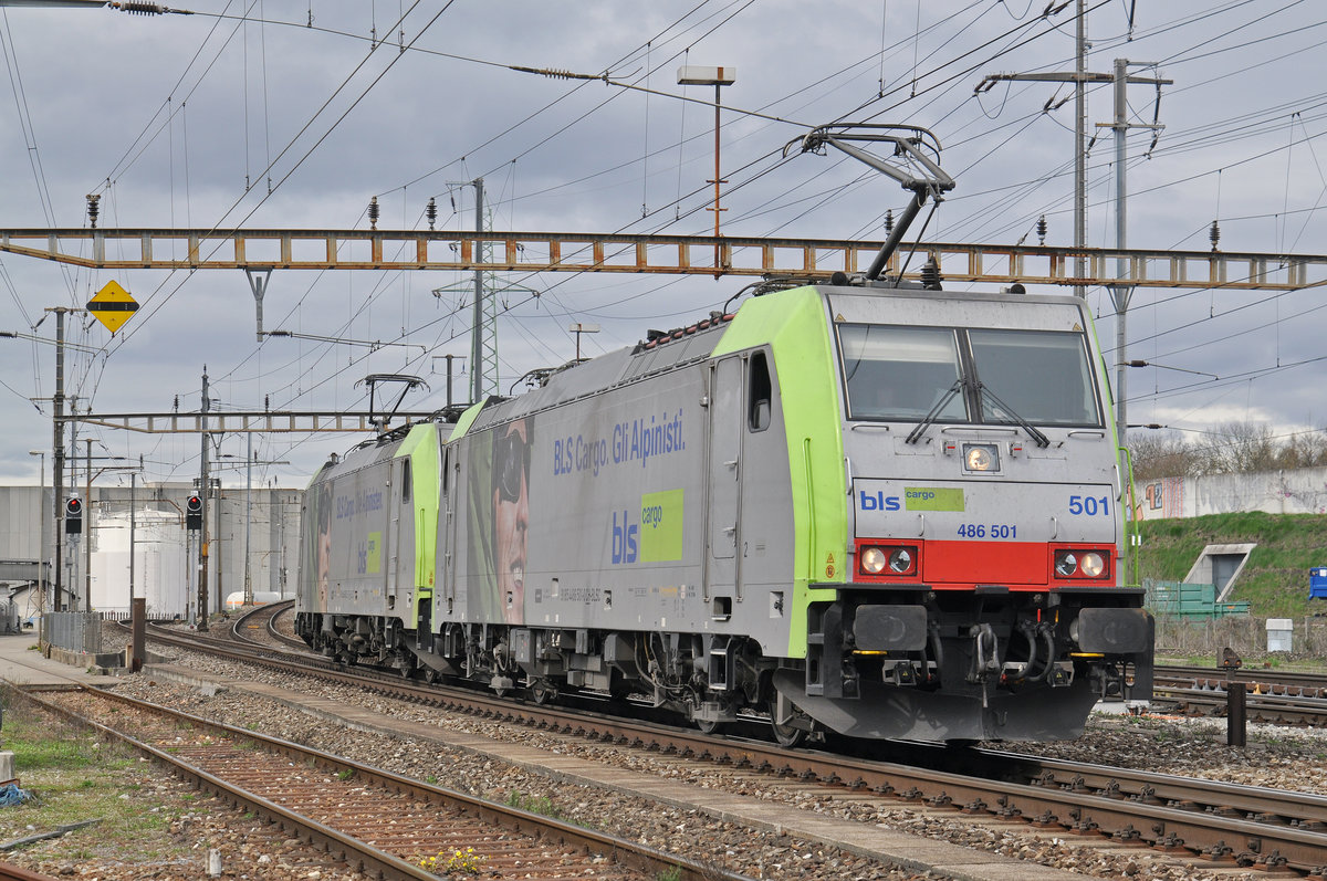 Doppeltraktion, mit den BLS Loks 486 501-0 und 486 502-8 durchfahren den Bahnhof Pratteln. Die Aufnahme stammt vom 21.03.2017.