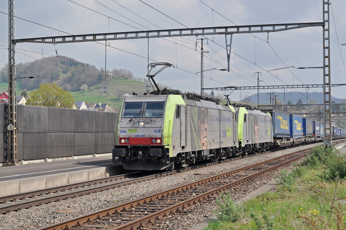 Doppeltraktion, mit den BLS Loks 486 506-8 und 486 509-3 durchfahren den Bahnhof Gelterkinden. Die Aufnahme stammt vom 06.04.2017.