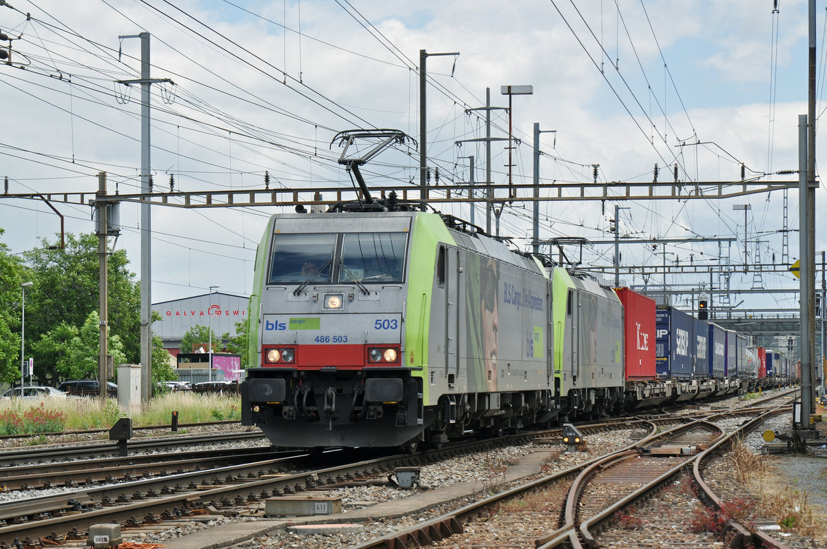 Doppeltraktion, mit den BLS Loks 486 503-6 und 486 508-5, durchfahren den Bahnhof Pratteln. Die Aufnahme stammt vom 07.06.2017.