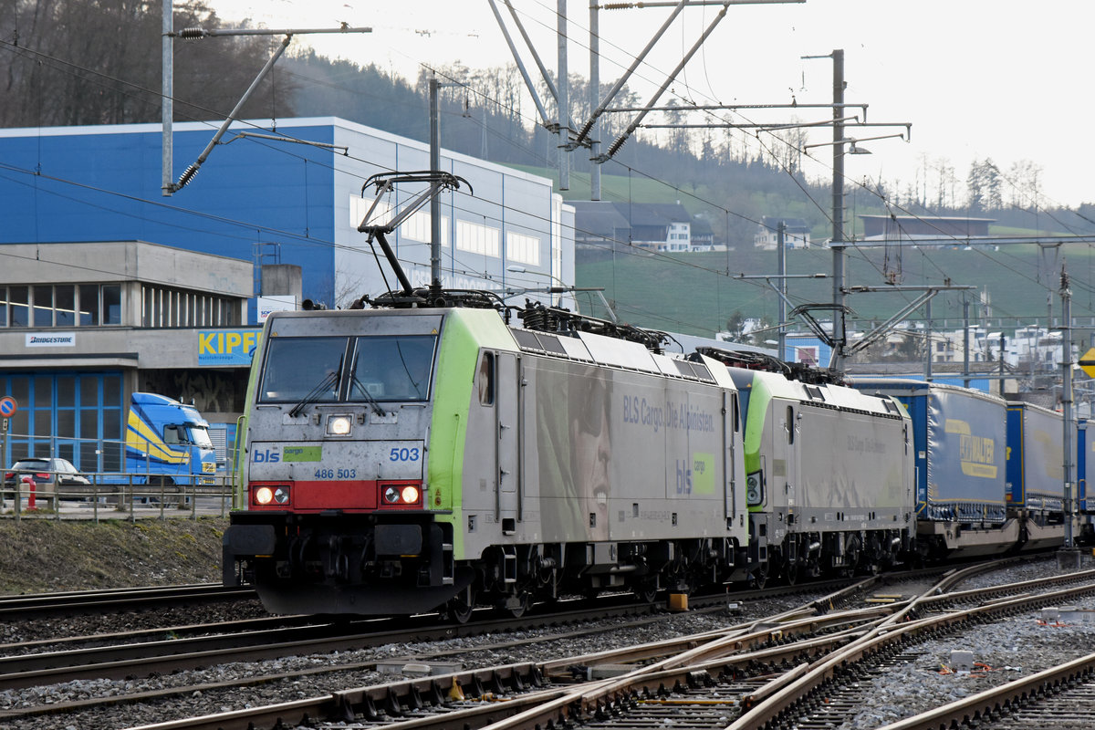 Doppeltraktion, mit den BLS Loks 486 503-6 und 475 410-7 durchfährt den Bahnhof Lausen. Die Aufnahme stammt vom 16.01.2019.