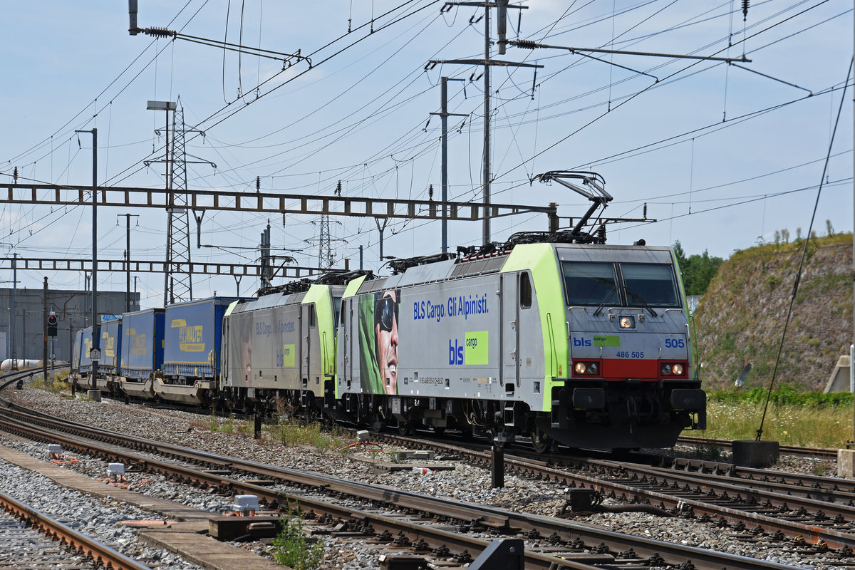 Doppeltraktion, mit den BLS Loks 486 505-1 und 486 501-0, durchfährt den Bahnhof Pratteln. Die Aufnahme stammt vom 19.07.2019.