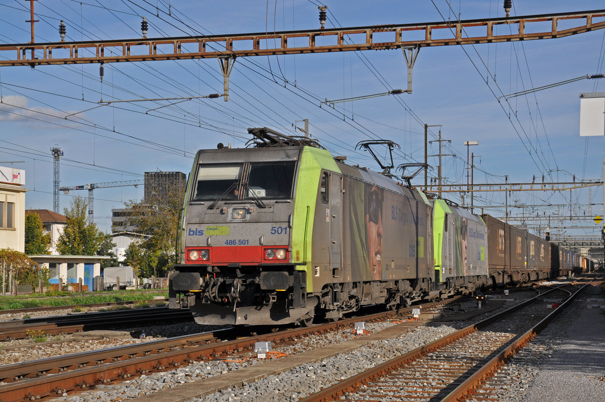 Doppeltraktion, mit den BLS Loks 486 501-0 und 486 506-9, durchfährt den Bahnhof Pratteln. die Aufnahme stammt vom 24.10.2019.