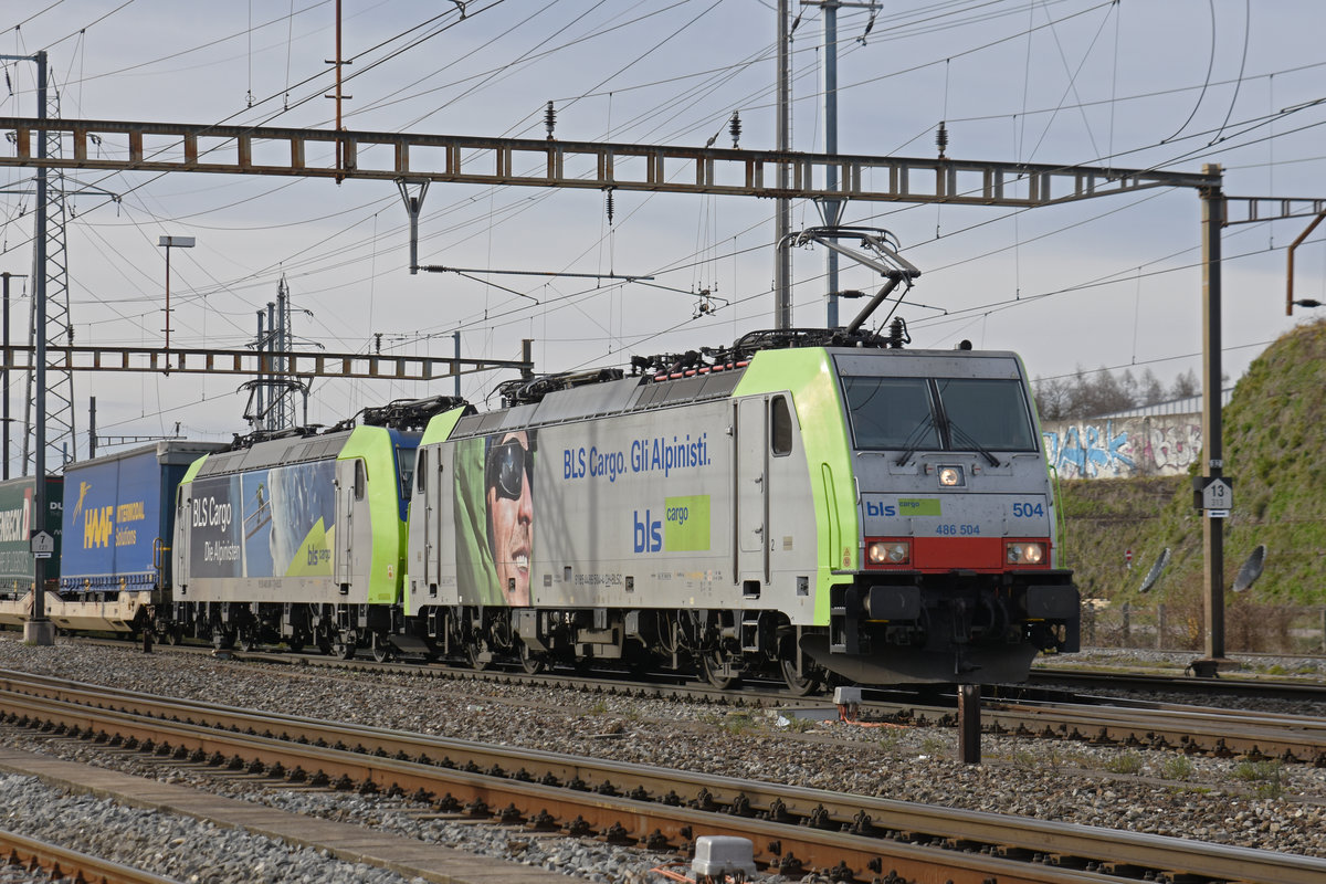 Doppeltraktion, mit den BLS Loks 486 504-4 und 485 008-7, durchfährt den Bahnhof Pratteln. Die Aufnahme stammt vom 09.02.2020.
