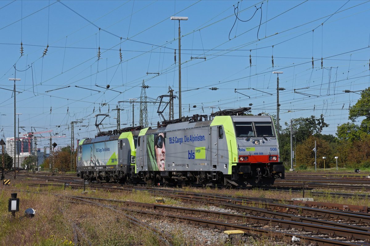Doppeltraktion, mit den BLS Loks 486 508-5 und 475 414-9 wird in der Abstellanlage beim badischen Bahnhof abgestellt. Die Aufnahme stammt vom 09.09.2020.