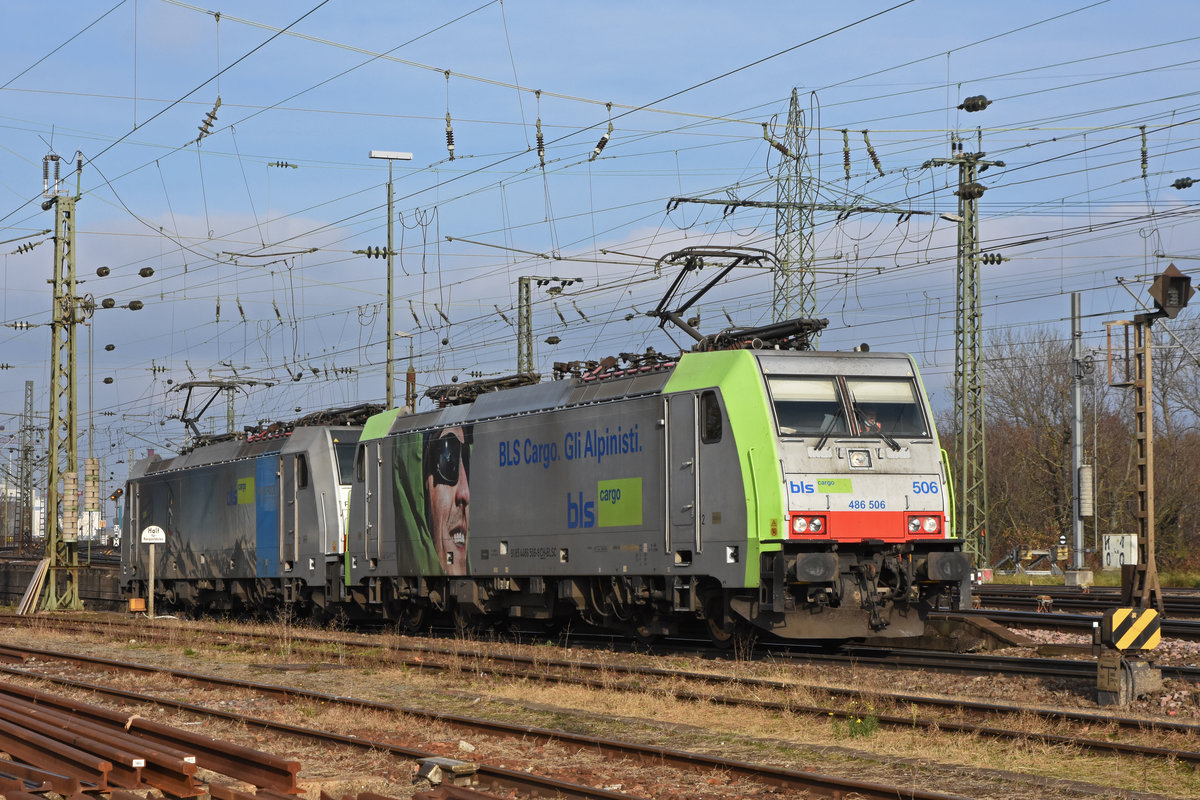 Doppeltraktion, mit den BLS Loks 486 506-9 und 186 105-3 wird in der Abstellanlage beim badischen Bahnhof abgestellt. Die Aufnahme stammt vom 08.12.2020.