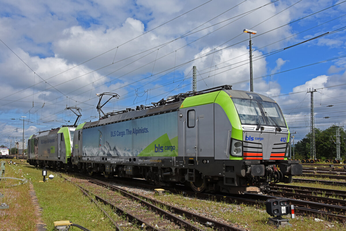 Doppeltraktion, mit den BLS Loks 486 502-8 und 475 412-3 verlässt die Abstellanlage beim badischen Bahnhof. Die Aufnahme stammt vom 18.08.2021.