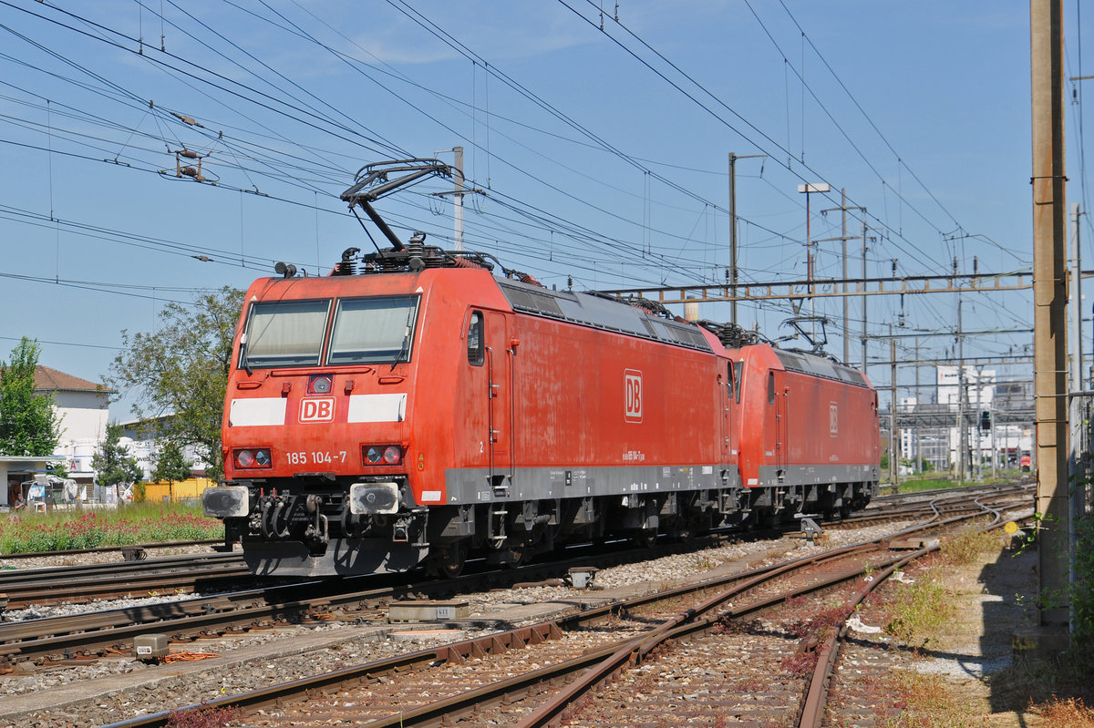 Doppeltraktion, mit den DB Lok 185 121-1 und 185 104-7, durchfahren den Bahnhof Pratteln. Die Aufnahme stammt vom 22.05.2017.