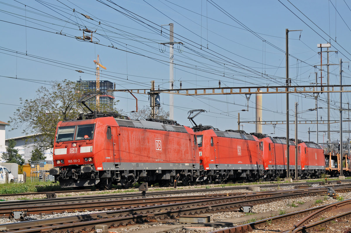 Doppeltraktion, mit den DB Loks 185 111-2, 185 141-9 und den beiden  kalten  185 127-8 und 185 134-4, durchfahren den Bahnhof Pratteln. Die Aufnahme stammt vom 24.04.2017.